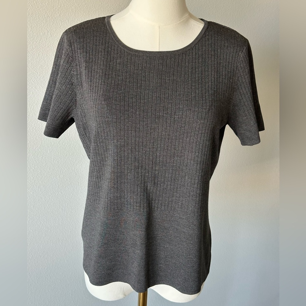 Minimalist Liz Claiborne Gray Ribbed Silk Blend Knit Short Sleeve Top - MP